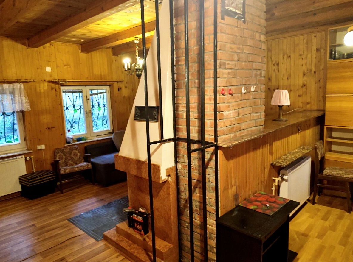 Domek z kominkiem - duży salon w domku letniskowym